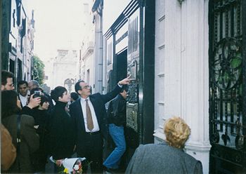 Liza Minnelli reading the plaque on Eva Perón's tomb, 1993. In the early 1980s, Minnelli was considered for the lead role in the movie version of the musical Evita.