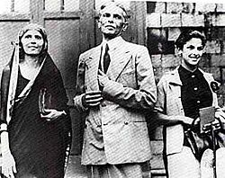 Jinnah with his sister (left) and daughter Dina (right) in Bombay