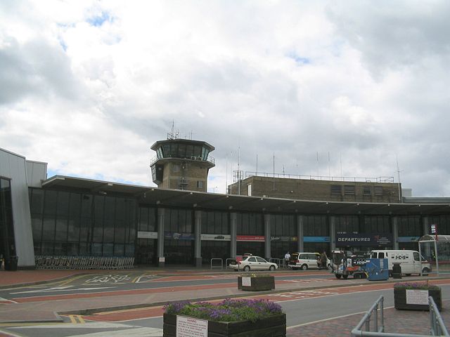 Image:Leeds Bradford International Airport terminal.jpg
