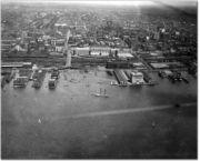Toronto Harbour, 1919. In the foreground is the Harbour Commission headquarters at the end of a pier; nowadays it is about 500 m from the harbour. Union Station can also be seen under construction.