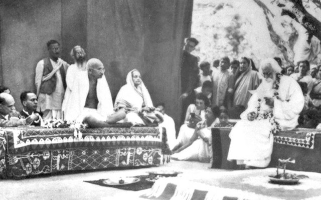 Image:Gandhi Shantiniketan 1940.jpg