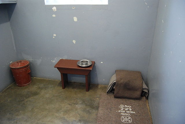 Image:Nelson Mandela's prison cell, Robben Island, South Africa.jpg