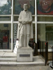 Statue of Baden-Powell by Don Potter in front of Baden-Powell House