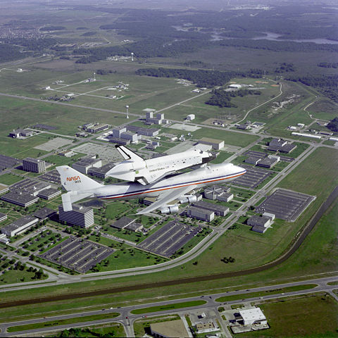 Image:Challenger Ferry Flight Flyover of Lyndon B. Johnson Space Center.jpg