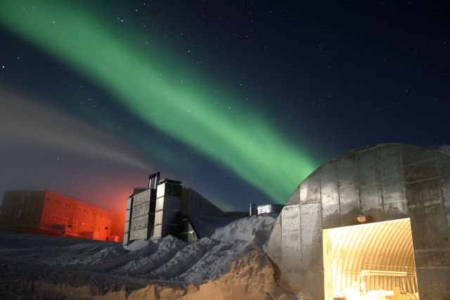 Image:Amundsen-Scott marsstation ray h edit.jpg