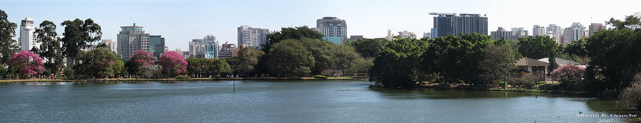 Panoramic picture of the lake of the Ibirapuera Park.