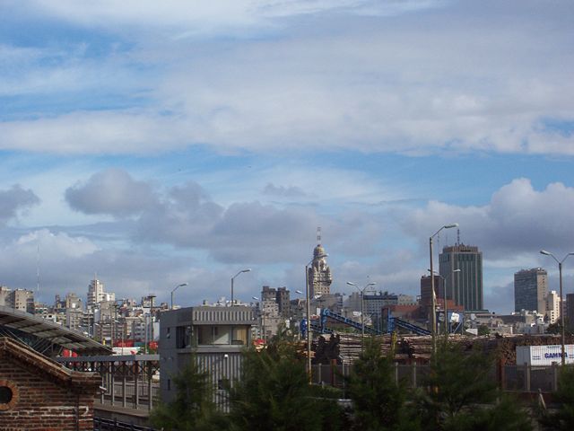 Image:Montevideo centro y puerto.jpg