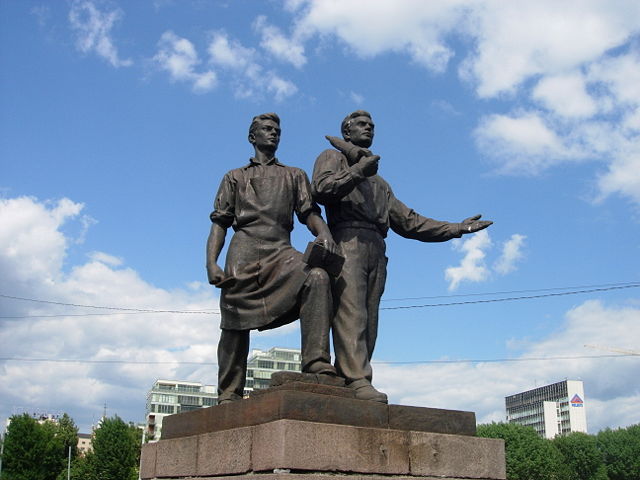 Image:Zaliasis Tiltas Statues.JPG