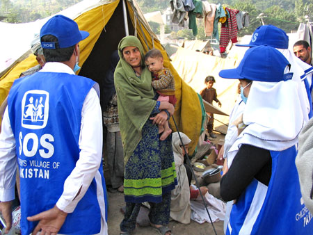 09-Women-rescue-tent-Muzaffarabad