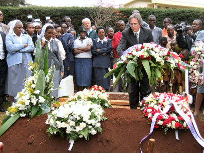 Regional Director Willy Huber laying a wreath on Sister Leonella's grave