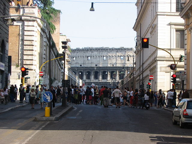 Image:Colloseum through the city street.jpg