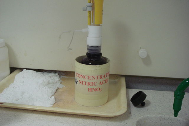 Image:Nitric acid lab.jpg