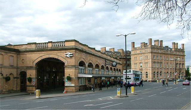 Image:York railway station and Royal York Hotel - April 10 2005.jpg