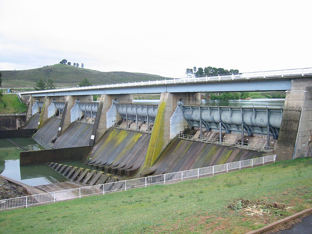 Image:Scrivener Dam Canberra-01JAC.jpg