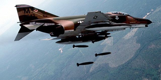 Image:F-4 Phantom II in flying.jpg