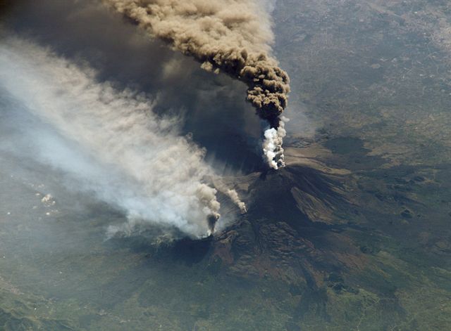 Image:Etna eruption seen from the International Space Station.jpg