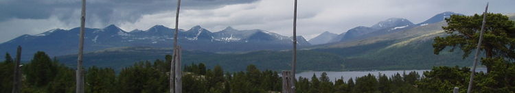 The peaks of Rondane, seen from the south. Storronden and Rondeslottet are the first two on the right. The left part of the massif is Smiubelgen ("The Forge").