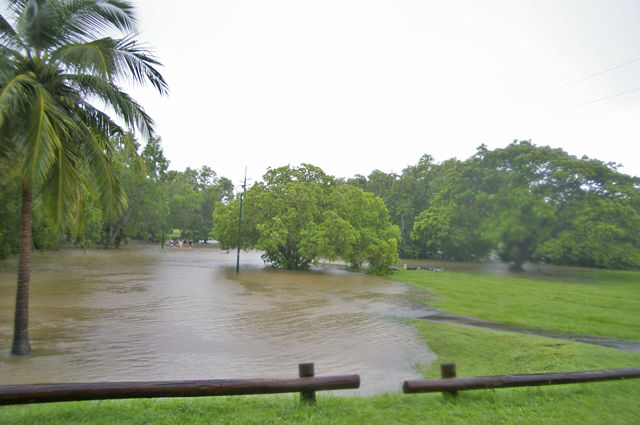 Image:Rapid Creek flooding 1.jpg