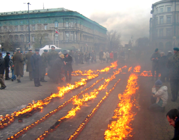 Image:Katyn massacre victims commemorated Warsaw 2007.PNG