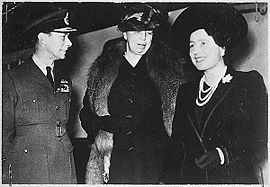 Eleanor Roosevelt (centre), King George VI and Queen Elizabeth in London, 23 October 1942.