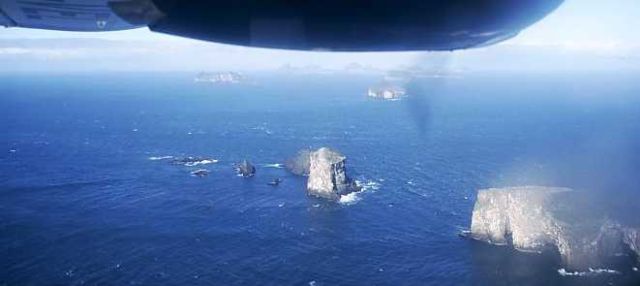 Image:Small islands in the Vestmannaeyjar archipelago, Iceland.jpg