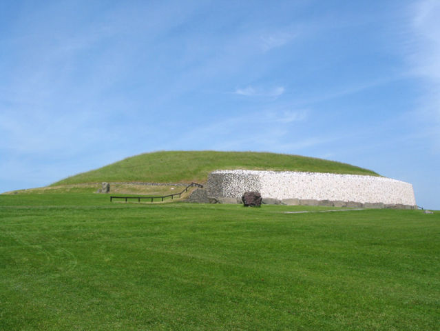 Image:Newgrange ireland 750px.jpg