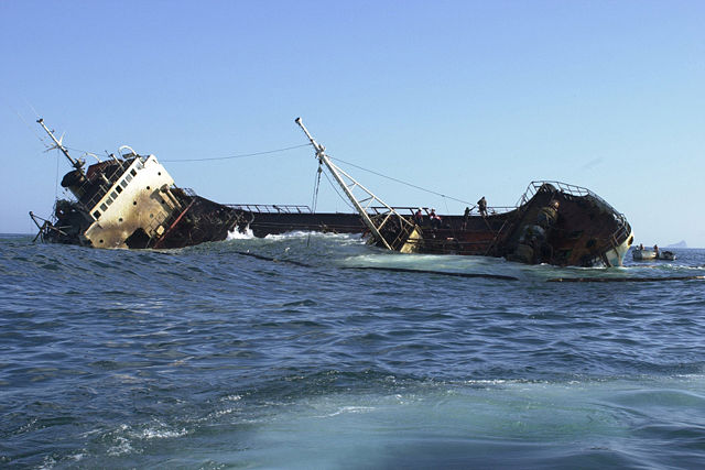 Image:Tanker Jessica aground in Galapagos.jpg