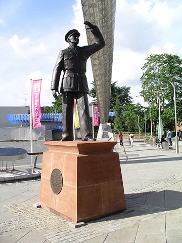 Image:Frank whittle statue 12u07.JPG