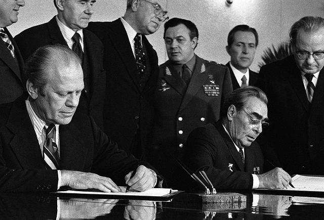 Image:Ford signing accord with Brehznev, November 24, 1974.jpg