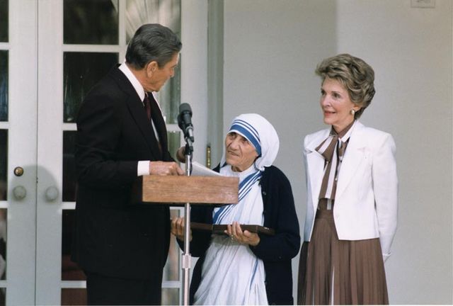 Image:President Reagan presents Mother Teresa with the Medal of Freedom 1985.jpg