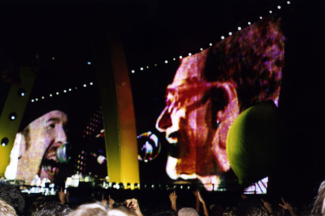 Image:U2-LiveInReggioEmilia-19970920-BonoEdge.jpg