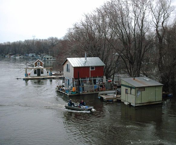 Image:WinonaMNboathouses2006-05-09.JPG