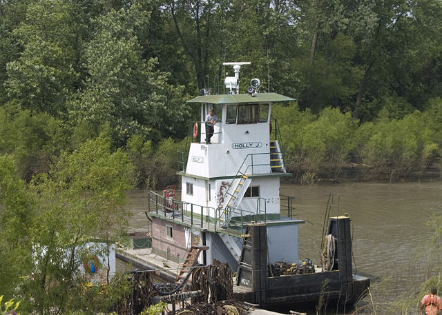 Image:Photograph of the Tug Holly J on Gabouri Creek near Ste Genevieve MO.jpg