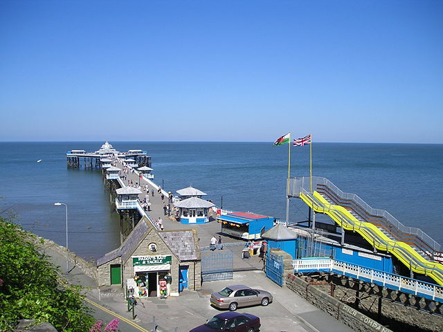 Image:LlandudnoPier-P6140188.JPG