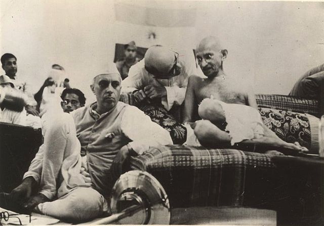 Image:Nehruwithgandhi1942.jpg